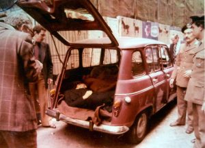 9 maggio 1978 La Renault 4 con lo sportello posteriore aperto e quello posteriore ancora intatto. ANSA
