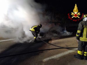 Auto in fiamme 