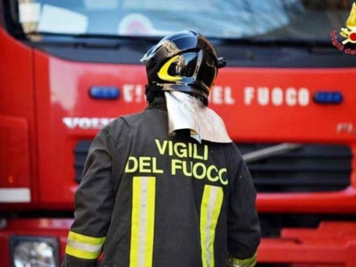 Benevento, officina meccanica distrutta dalle fiamme