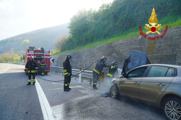 incendio dell'auto in transito